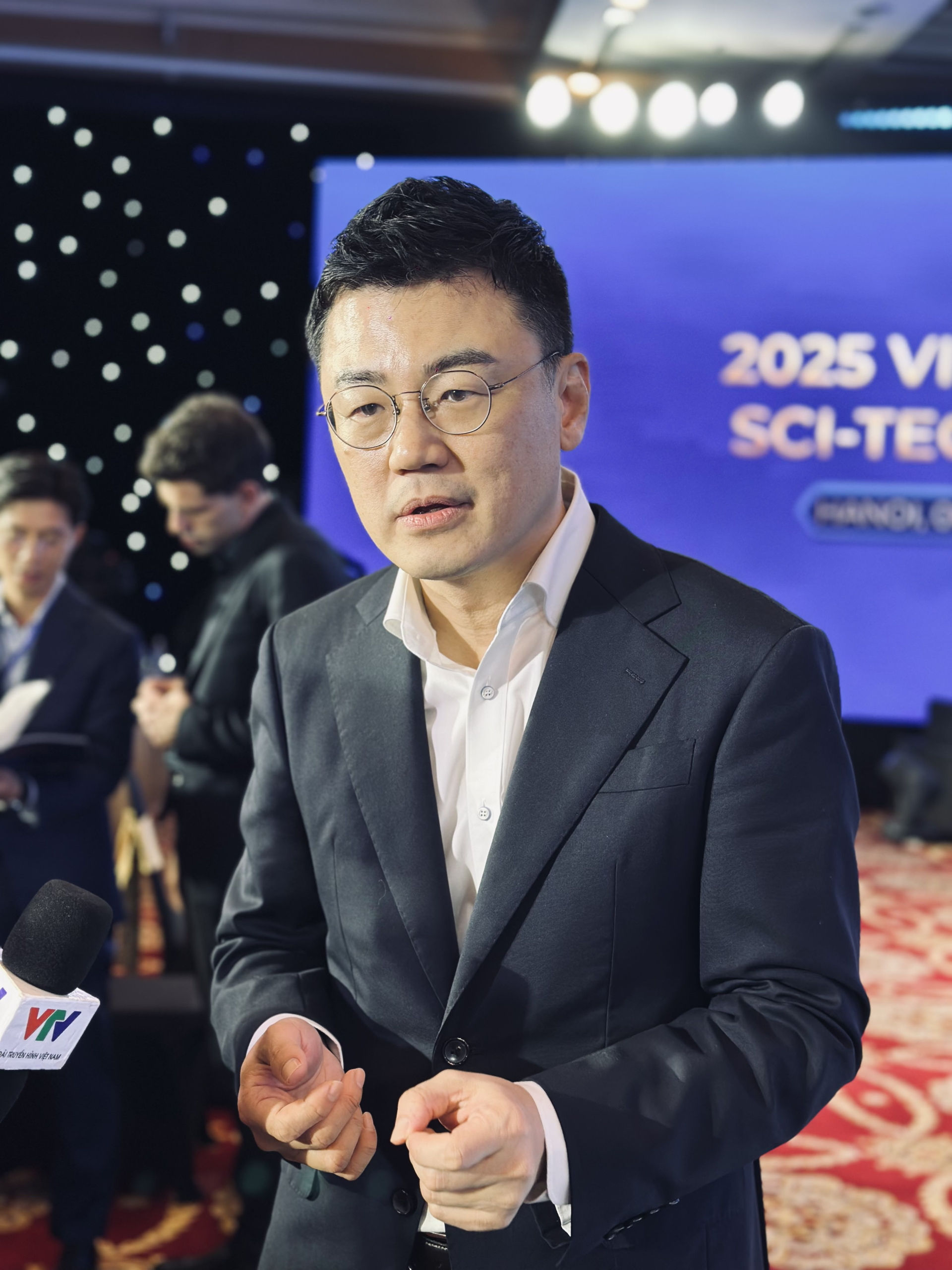 Gặp Giáo sư nổi tiếng mở ra thế hệ robot mới: Từ ngắm dây leo, quan sát đàn kiến đến công nghệ "trí tuệ vật lý" gây sửng sốt- Ảnh 3.