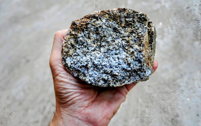 Một tảng đá 2 tỷ năm tuổi vừa nứt ra, để lộ bên trong bí mật chấn động- Ảnh 1.