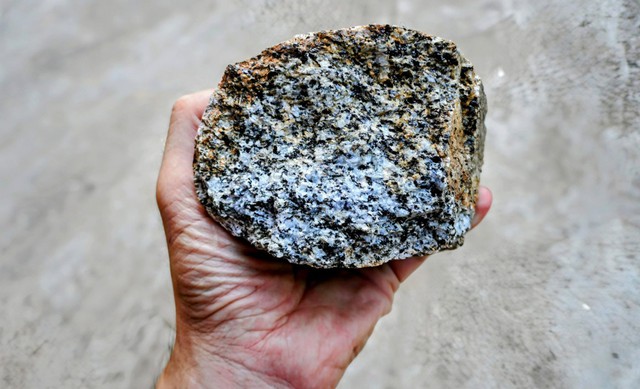 Một tảng đá 2 tỷ năm tuổi vừa nứt ra, để lộ bên trong bí mật chấn động- Ảnh 2.