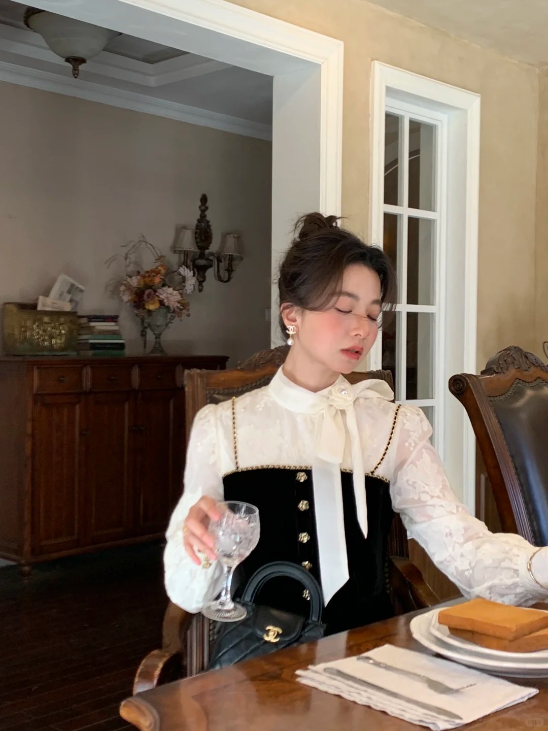 Tại sao có người luôn cầm sổ đỏ, còn người khác chỉ cầm điện thoại? 3 bài học tiền bạc phụ nữ nên nhớ- Ảnh 2.