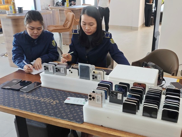Tạm giữ hàng chục chiếc iPhone cũ nhập lậu- Ảnh 2. Tạm giữ hàng chục chiếc iPhone cũ nhập lậu- Ảnh 2.