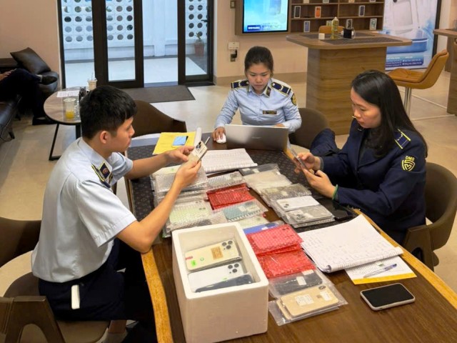 Tạm giữ hàng chục chiếc iPhone cũ nhập lậu- Ảnh 1. Tạm giữ hàng chục chiếc iPhone cũ nhập lậu- Ảnh 1.