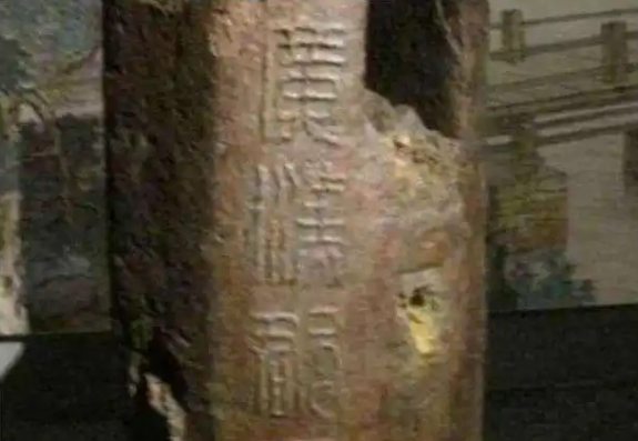 Thả lưới trên sông, người đàn ông run rẩy khi vớt trúng “trụ sắt gỉ” nặng 90kg, chuyên gia xem xong phán: “Đó là báu vật hơn 1.000 tỷ đồng”- Ảnh 1. Thả lưới trên sông, người đàn ông run rẩy khi vớt trúng “trụ sắt gỉ” nặng 90kg, chuyên gia xem xong phán: “Đó là báu vật hơn 1.000 tỷ đồng”- Ảnh 1.