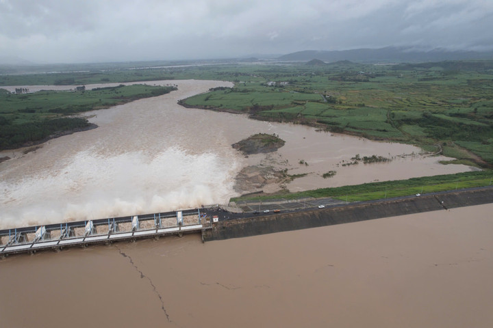Cận cảnh thủy điện Sông Ba Hạ - nơi vừa có mức xả lũ 'chưa từng có'- Ảnh 2.