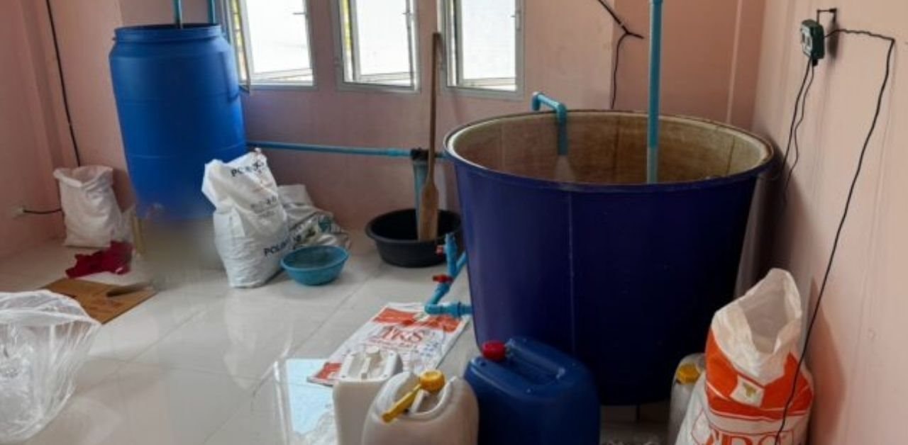 Một trung tướng người Thái Lan chỉ huy cuộc đột kích, tóm gọn đường dây sản xuất nước tương, cà phê giả quy mô lớn, tịch thu hơn 240.000 sản phẩm và loạt chai lọ, máy trộn- Ảnh 1.