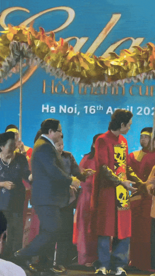 Cháu gái của Thiếu tá quân đội: Sở hữu MV đỉnh nhất 2025, được Thủ tướng khen ngợi- Ảnh 6. Cháu gái của Thiếu tá quân đội: Sở hữu MV đỉnh nhất 2025, được Thủ tướng khen ngợi- Ảnh 6.