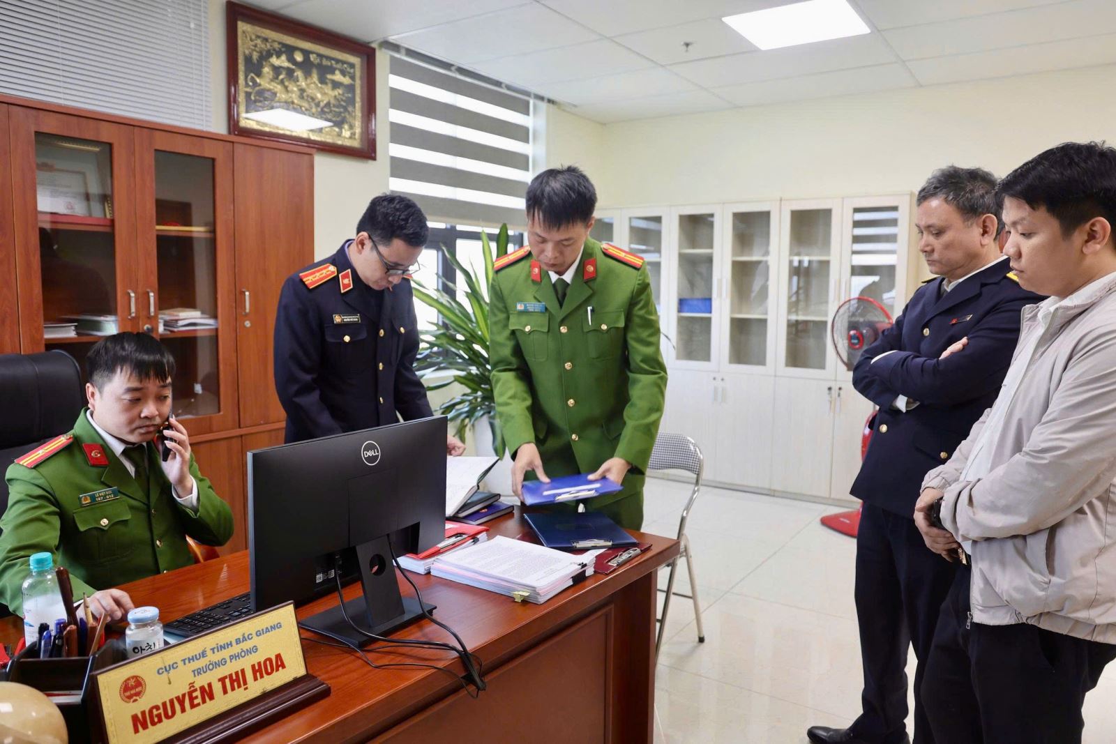 Khám xét phòng làm việc của cán bộ thuế Nguyễn Thị Phương- Ảnh 3.