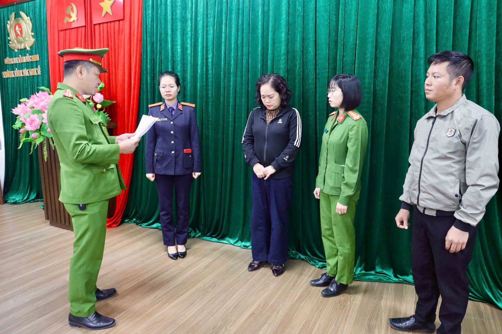 Khám xét phòng làm việc của cán bộ thuế Nguyễn Thị Phương- Ảnh 2.