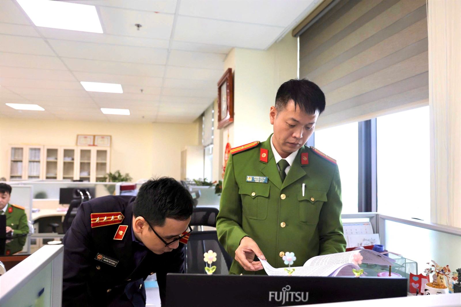 Khám xét phòng làm việc của cán bộ thuế Nguyễn Thị Phương- Ảnh 4.