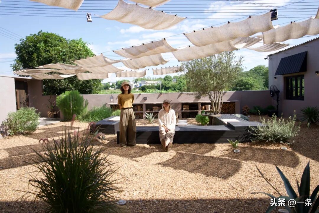  Hai người phụ nữ 40  bỏ phố về quê: Chi 400 triệu cải tạo nhà cũ, tạo mô hình sống - làm - nghỉ bền vững và tự chủ tài chính- Ảnh 1.