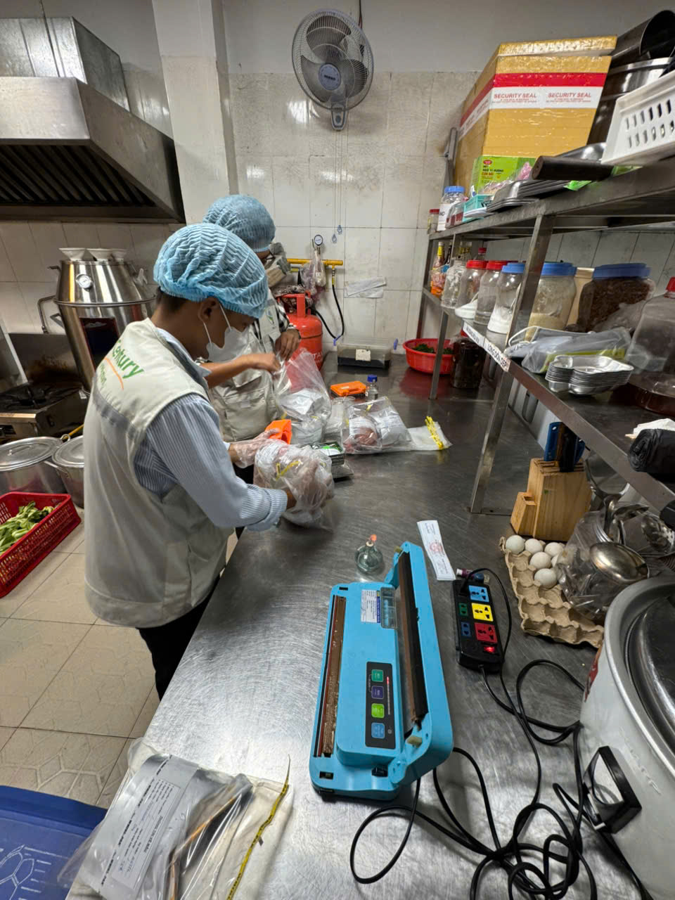 Sự thật bất ngờ khi Công an TPHCM kiểm tra 11 cơ sở chế biến thực phẩm - Ảnh 4.