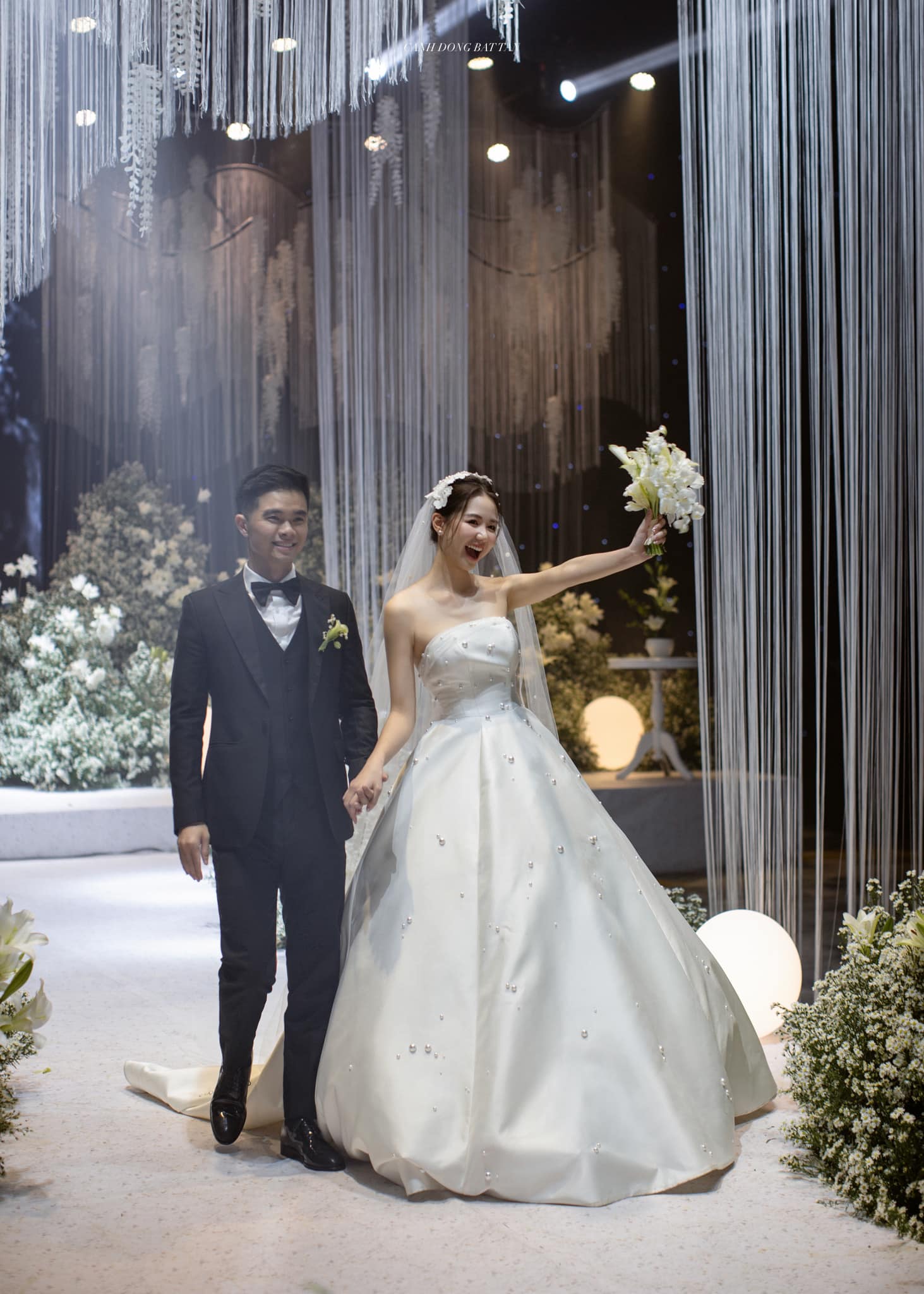 Bán sầu riêng có thiếu gia bán vàng vào "cua": Mỹ nhân Hà Nội cưới "cả nước" xem, giờ mở mắt là thấy vàng - Ảnh 1.