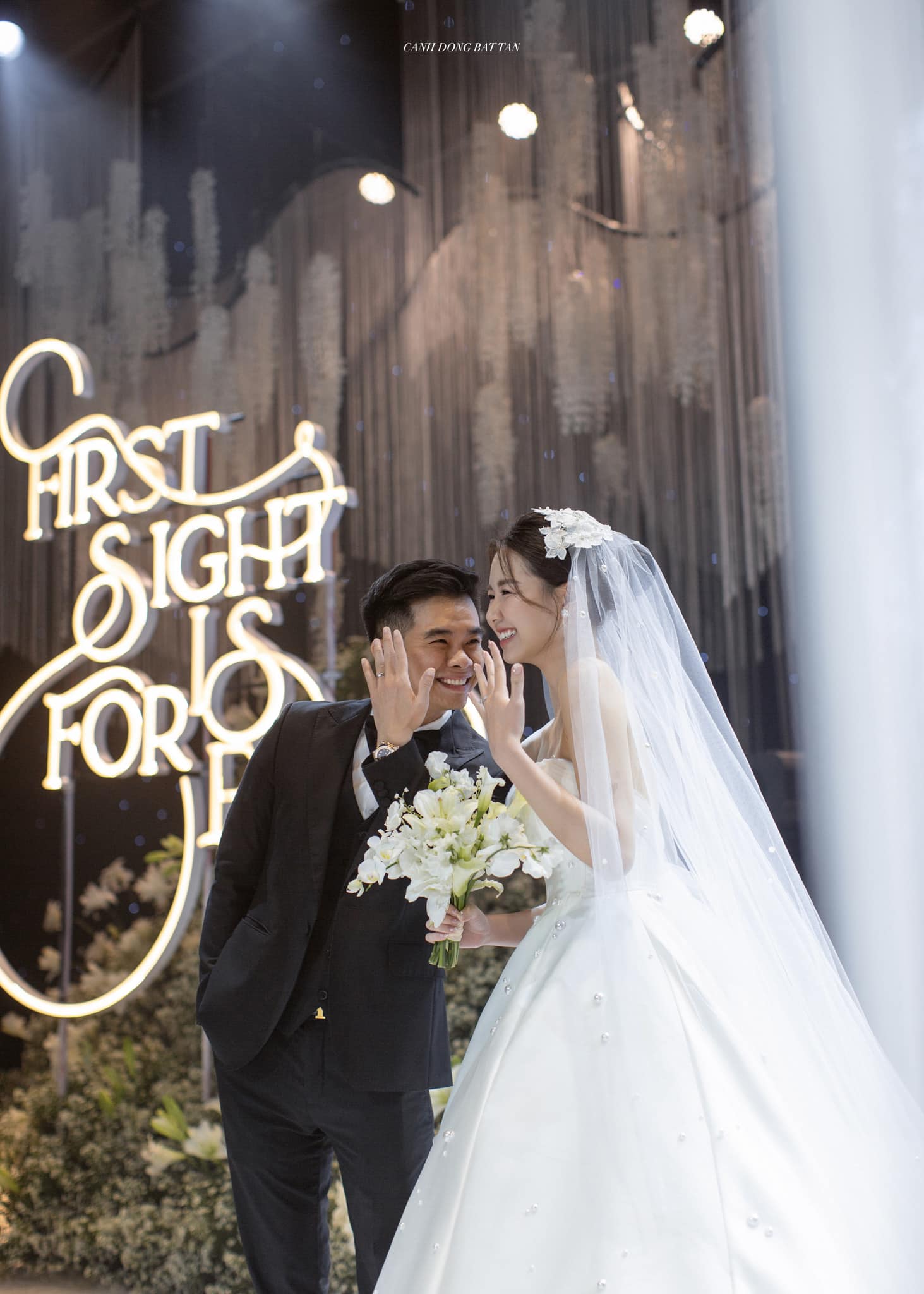 Bán sầu riêng có thiếu gia bán vàng vào "cua": Mỹ nhân Hà Nội cưới "cả nước" xem, giờ mở mắt là thấy vàng - Ảnh 4.