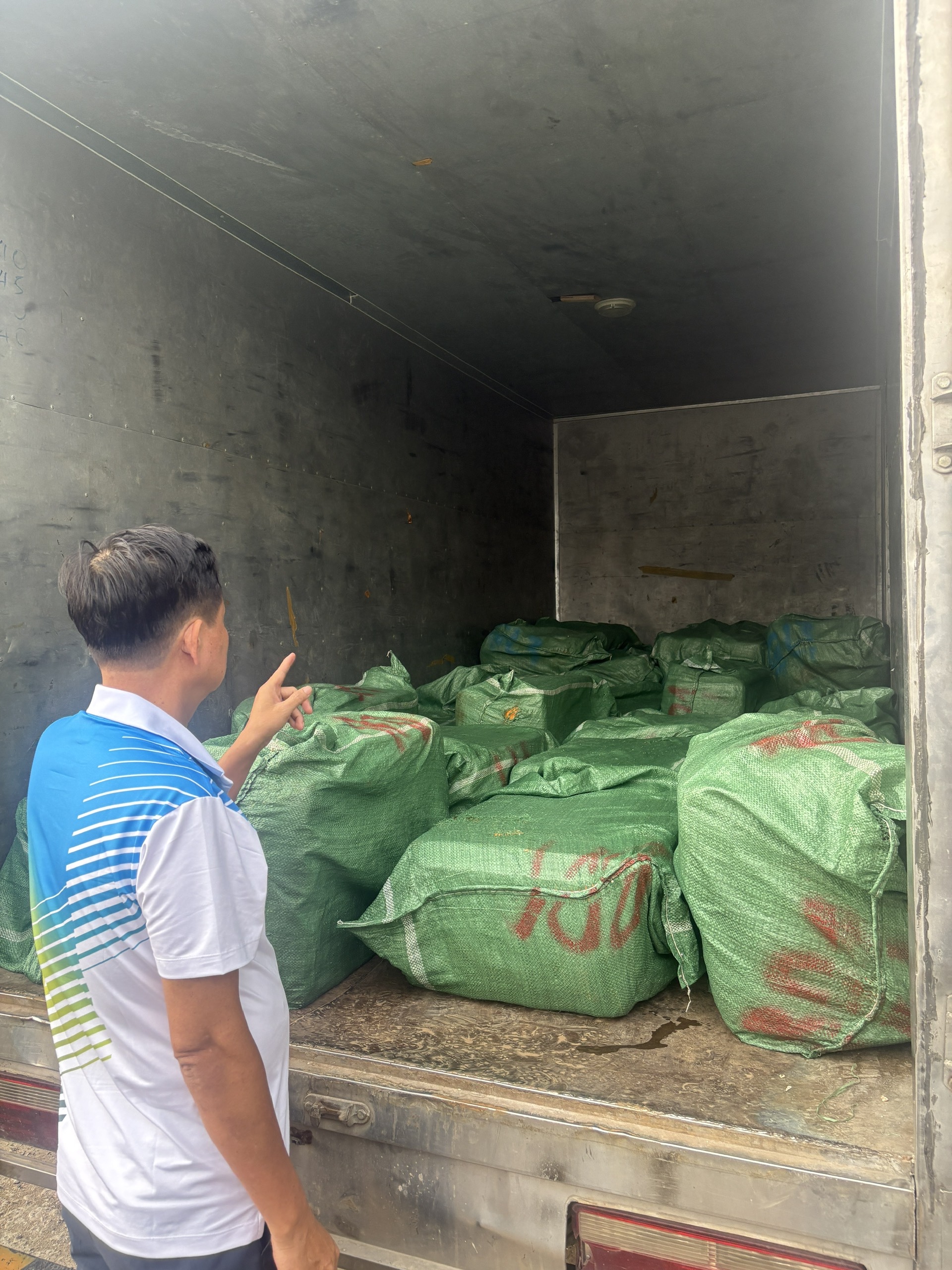 Sự thật bất ngờ khi Công an TPHCM kiểm tra 11 cơ sở chế biến thực phẩm - Ảnh 1.