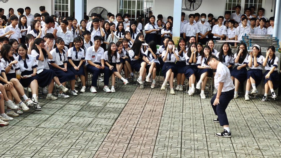 Từ 1-2026, toàn trường học từ THCS ở TPHCM sẽ hạn chế dùng điện thoại giờ ra chơi với học sinh  - Ảnh 1.