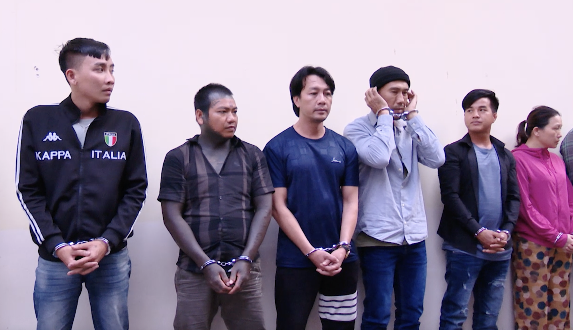 CLIP Công an TPHCM thực hiện lệnh bắt Lê Phong Gia Lai - Ảnh 1.