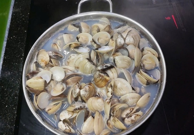 Mua ngao chỉ cần nhớ 3 mẹo này: Ăn không hết vẫn tươi, thịt không teo mà mọng ngọt như mới- Ảnh 2.