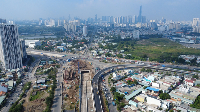 Công trường sôi động trước thềm năm mới - Ảnh 2.