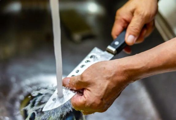 Hỏi 10 người thì 9 người không biết hết công dụng thật sự của lỗ nhỏ trên con dao- Ảnh 3. Hỏi 10 người thì 9 người không biết hết công dụng thật sự của lỗ nhỏ trên con dao- Ảnh 3.