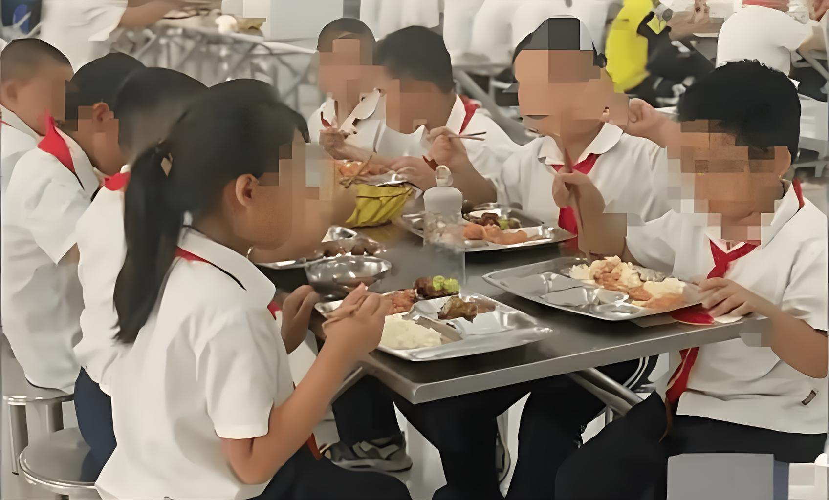 Con trai không chịu ăn cơm trường, ngày nào cũng mang cơm hộp rồi bị bạn bè kỳ thị, 9 ngày sau cả lớp đồng loạt xin lỗi- Ảnh 2.