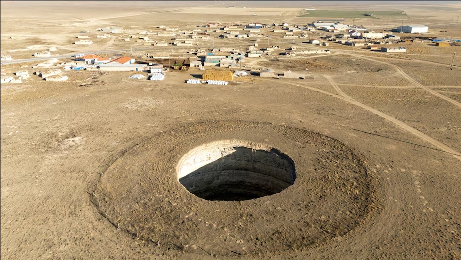 Hàng trăm 'hố tử thần' mọc lên giữa đồng, nông dân hốt hoảng: Giáo sư hé lộ nguyên nhân từ những năm 2000 - Ảnh 3.