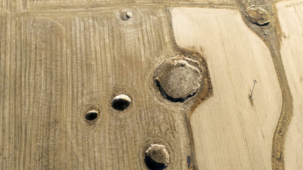 Hàng trăm 'hố tử thần' mọc lên giữa đồng, nông dân hốt hoảng: Giáo sư hé lộ nguyên nhân từ những năm 2000 - Ảnh 1.