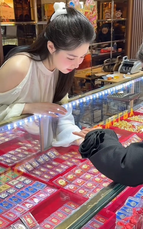 Bán sầu riêng có thiếu gia bán vàng vào "cua": Mỹ nhân Hà Nội cưới "cả nước" xem, giờ mở mắt là thấy vàng - Ảnh 7.