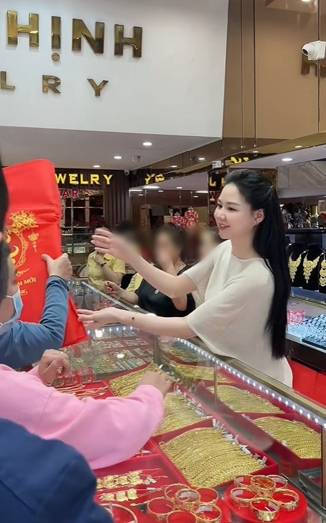 Bán sầu riêng có thiếu gia bán vàng vào "cua": Mỹ nhân Hà Nội cưới "cả nước" xem, giờ mở mắt là thấy vàng - Ảnh 6.