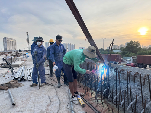 Công trường sôi động trước thềm năm mới - Ảnh 1.