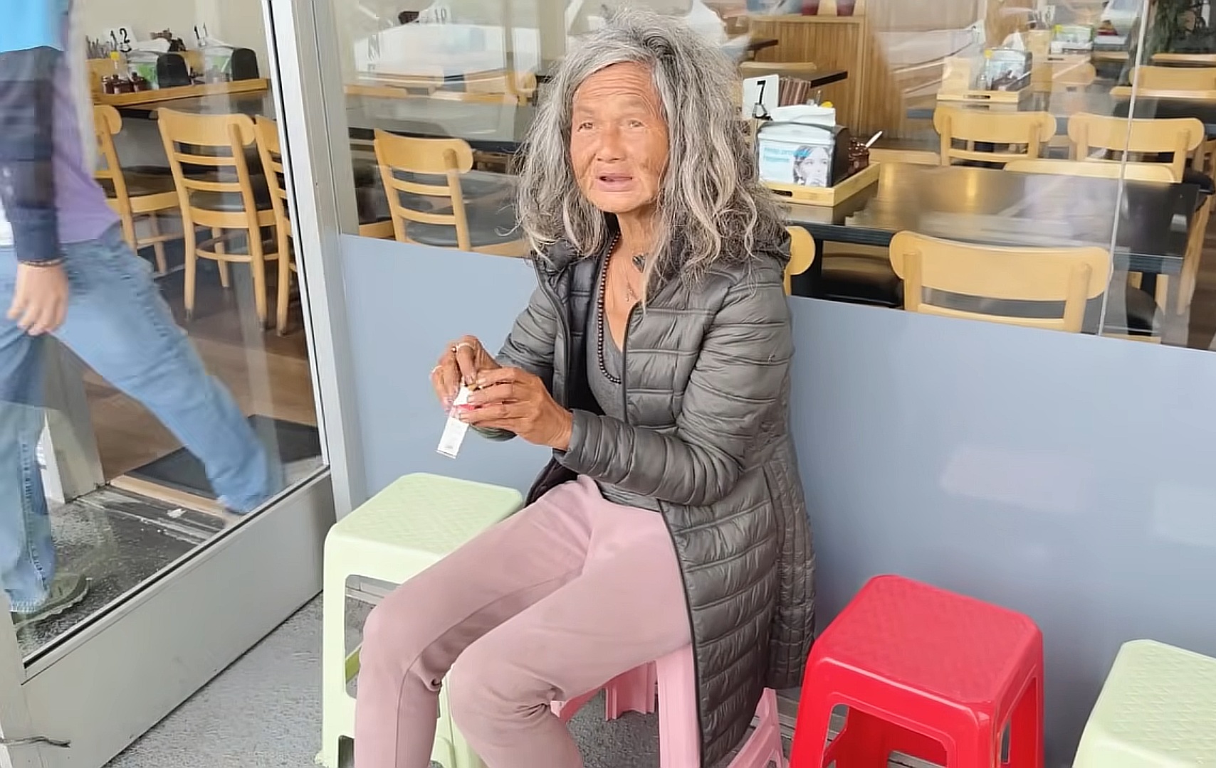 Tình cảnh xót xa của mỹ nhân hải ngoại hóa điên, đàn em: "Tôi hết hồn hết vía"- Ảnh 1.