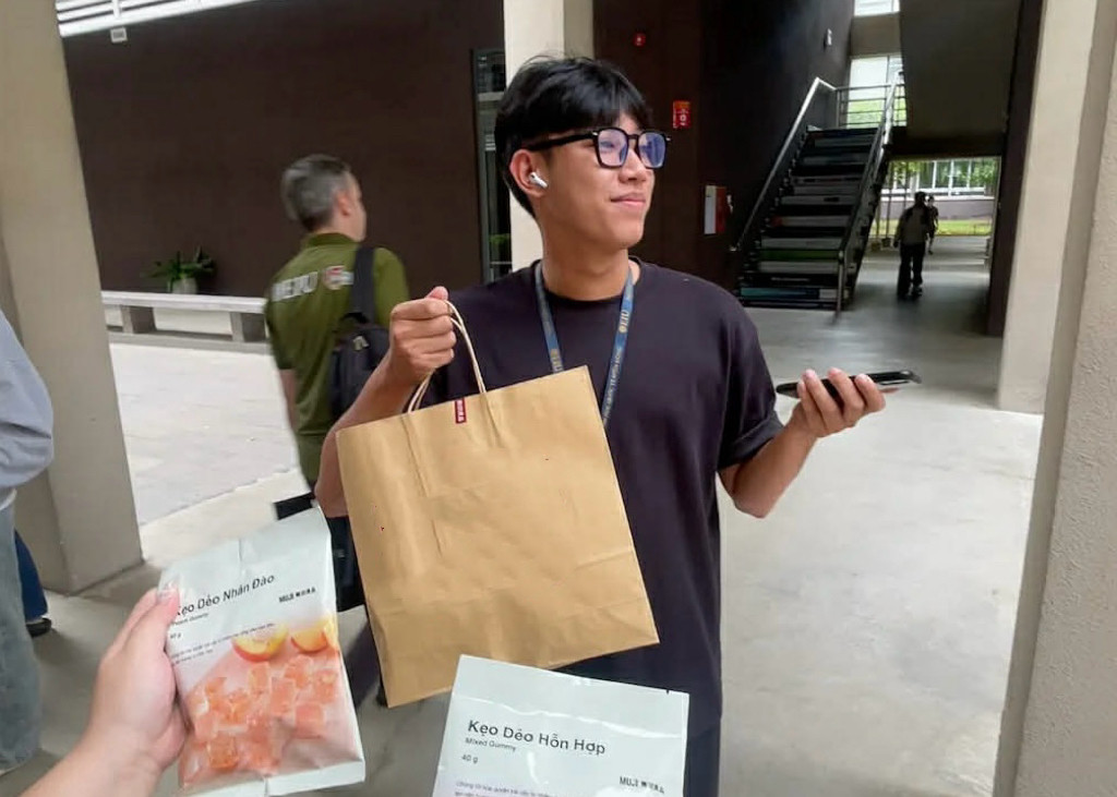 Chàng trai đi quanh trường đại học tặng kẹo cho người lạ chỉ vì một lý do- Ảnh 2.