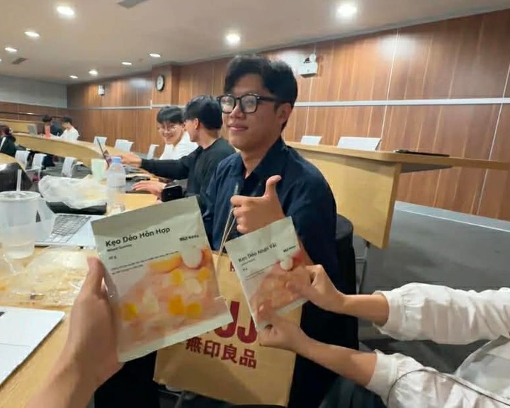 Chàng trai đi quanh trường đại học tặng kẹo cho người lạ chỉ vì một lý do- Ảnh 3.