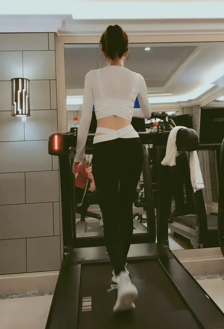 Hoàng hậu 46 tuổi vẫn trẻ đẹp, dáng eo ót nhờ đâu?- Ảnh 3.