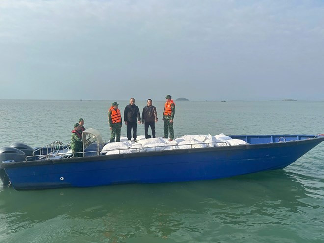 Quảng Ninh bắt giữ 3 xuồng máy chở 27 tấn cau khô không rõ nguồn gốc- Ảnh 1.