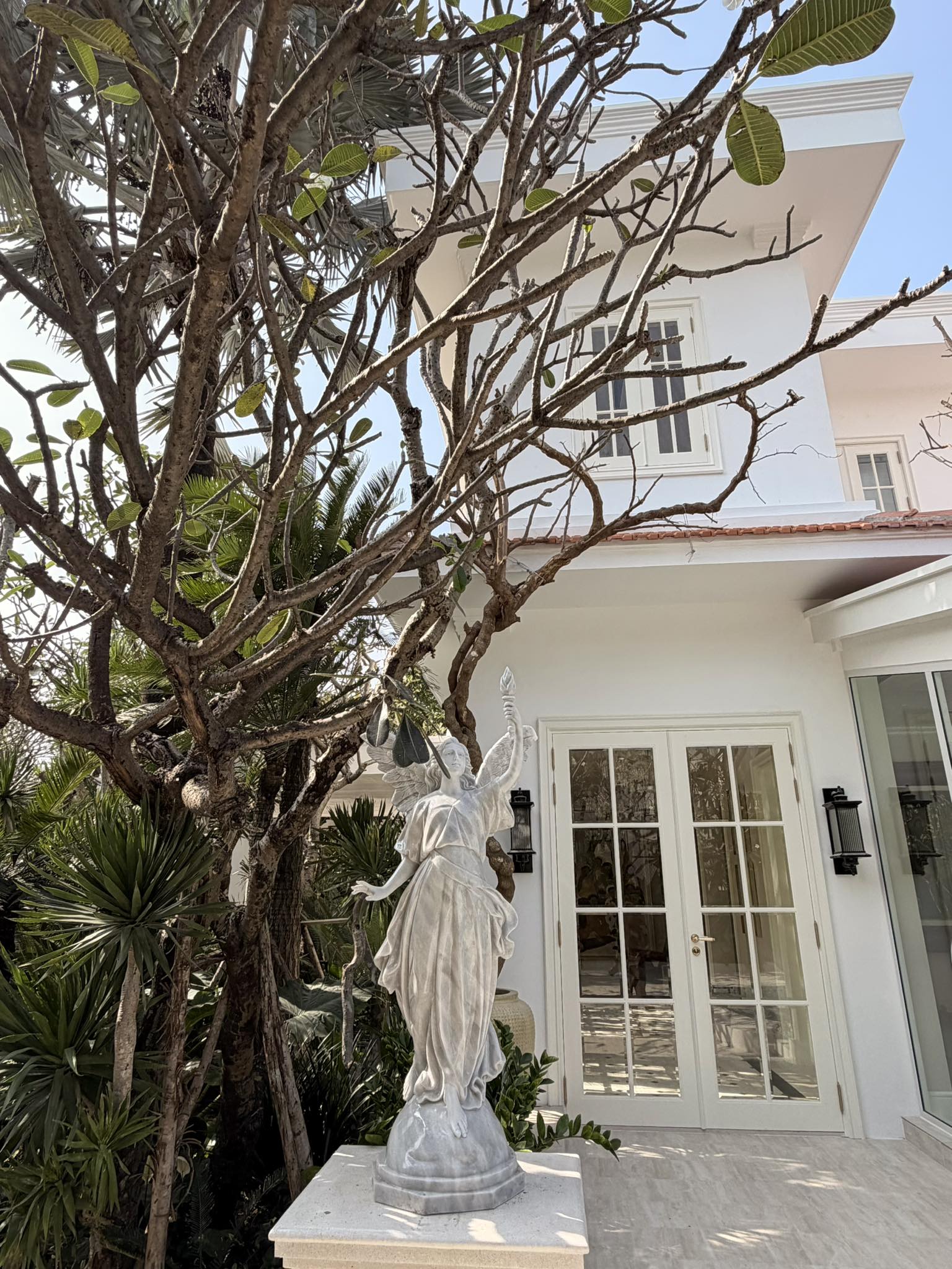 Nhân vật đình đám showbiz khoe biệt thự 2000m2 ở TP.HCM khi bị đồn nghèo, phải livestream mưu sinh- Ảnh 3.