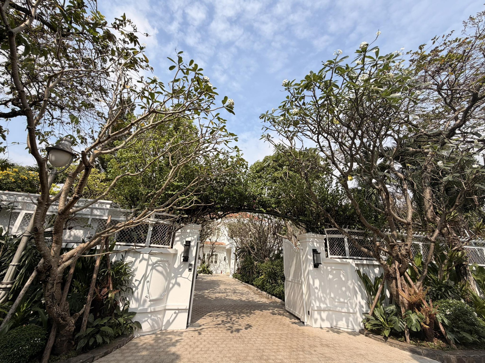 Nhân vật đình đám showbiz khoe biệt thự 2000m2 ở TP.HCM khi bị đồn nghèo, phải livestream mưu sinh- Ảnh 1.