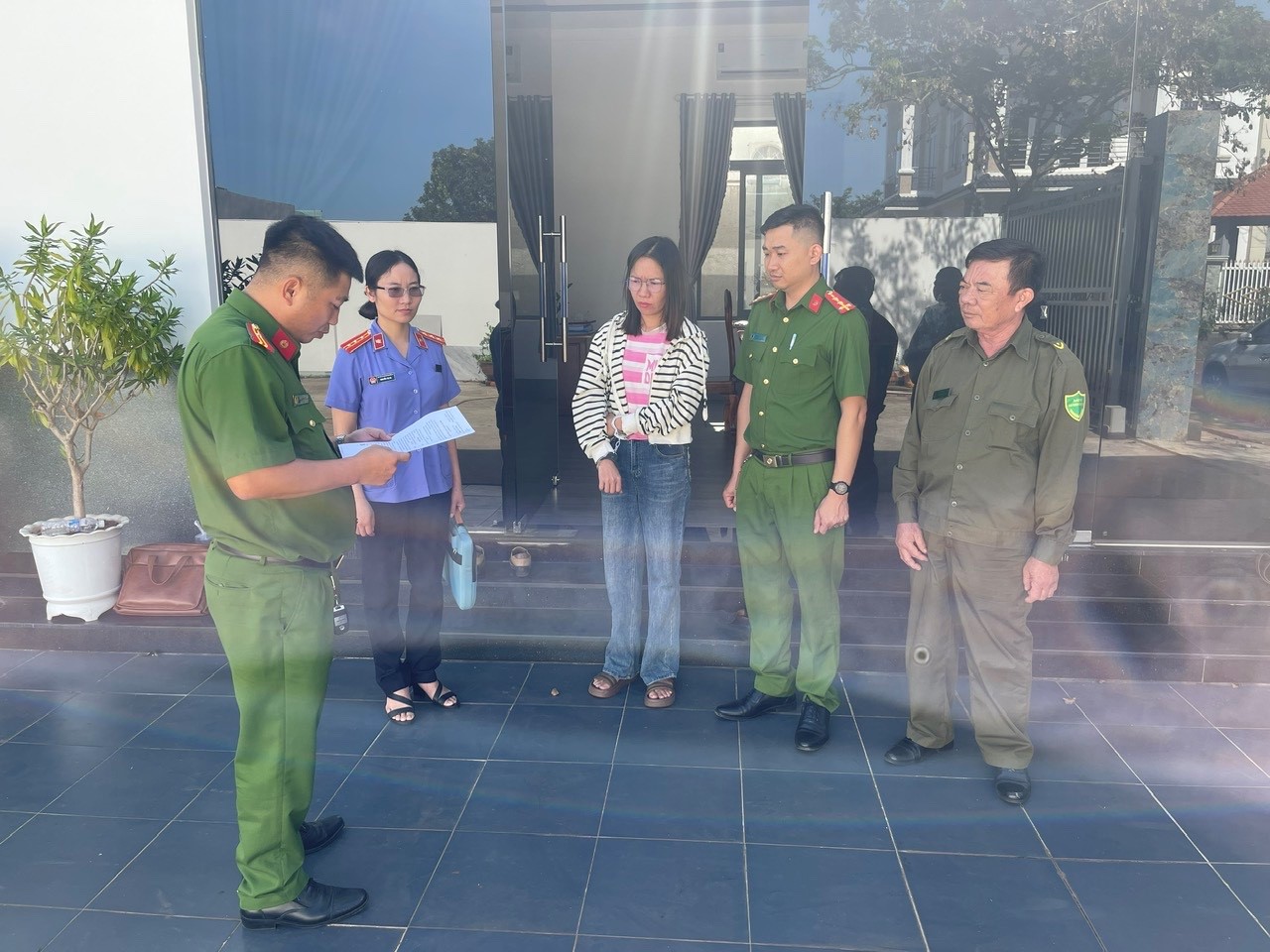 Bắt tạm giam nhân viên Nguyễn Thị Kim Anh sinh năm 1987 - Ảnh 1.