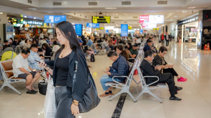 Sân bay Nội Bài đón lượng khách khủng dịp Tết Dương lịch 2026 - Ảnh 1.