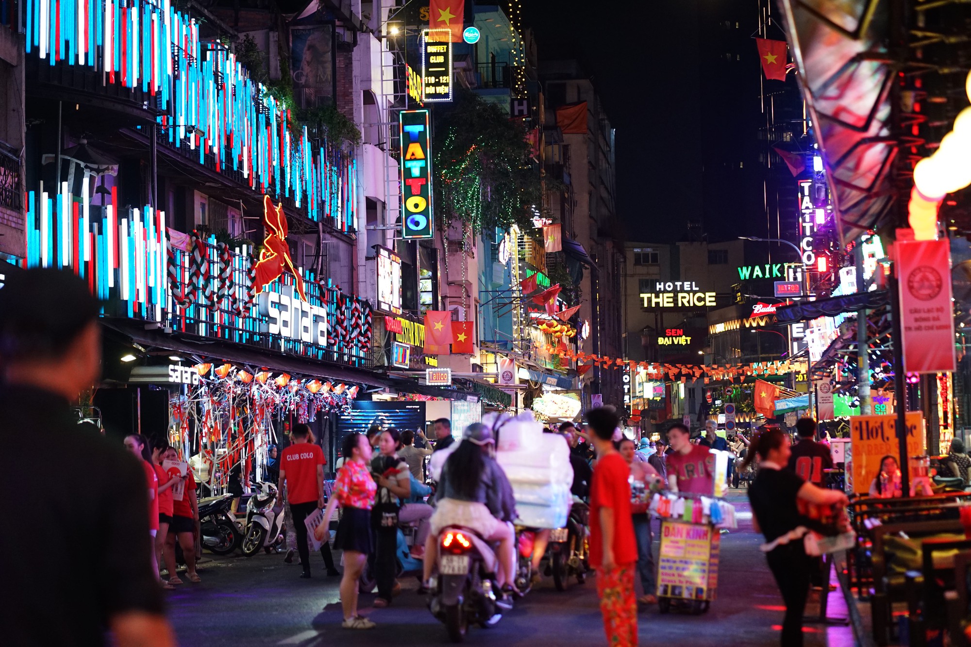 Đêm 31/12: Khách Tây tưng bừng đón năm mới tại TP.HCM, giới trẻ đổ xô đến xem pháo hoa ở view triệu đô bên bờ sông Sài Gòn- Ảnh 10.