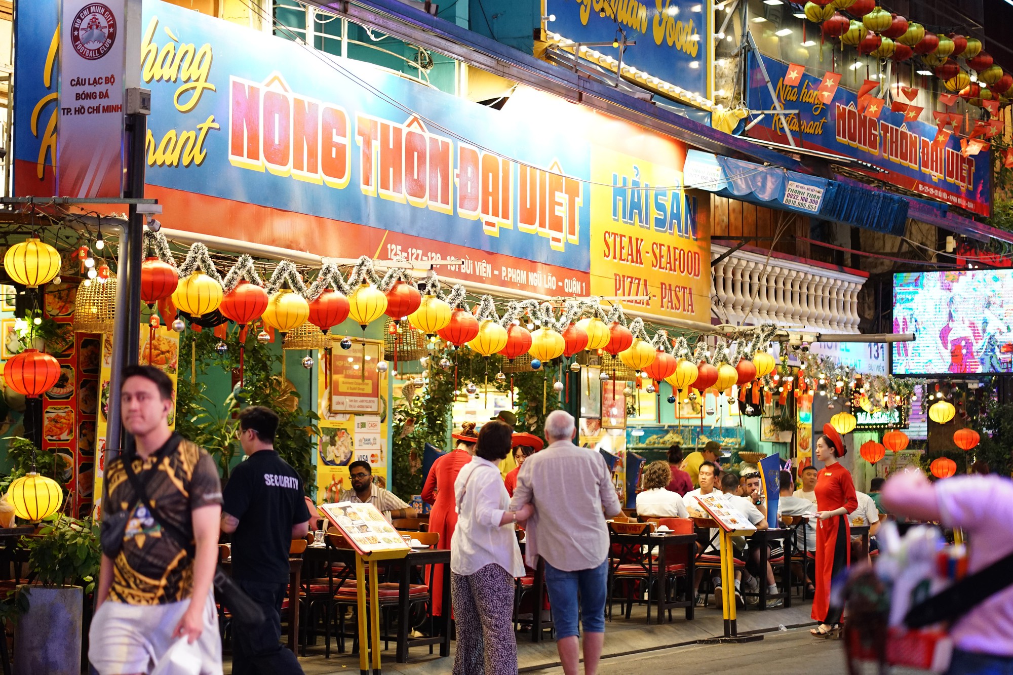 Đêm 31/12: Khách Tây tưng bừng đón năm mới tại TP.HCM, giới trẻ đổ xô đến xem pháo hoa ở view triệu đô bên bờ sông Sài Gòn- Ảnh 9.