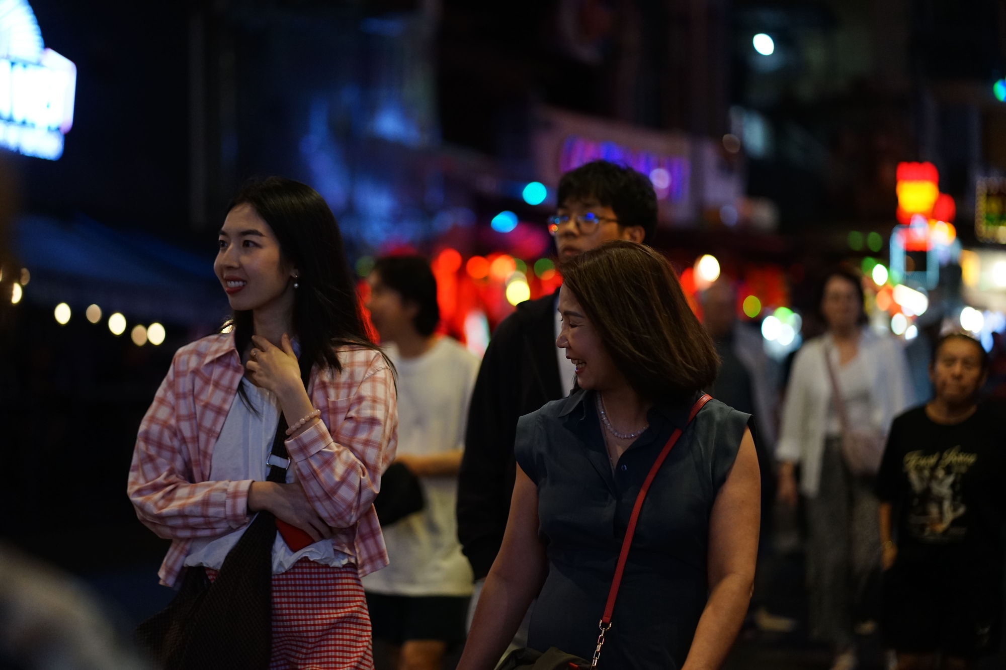 Đêm 31/12: Khách Tây tưng bừng đón năm mới tại TP.HCM, giới trẻ đổ xô đến xem pháo hoa ở view triệu đô bên bờ sông Sài Gòn- Ảnh 11.