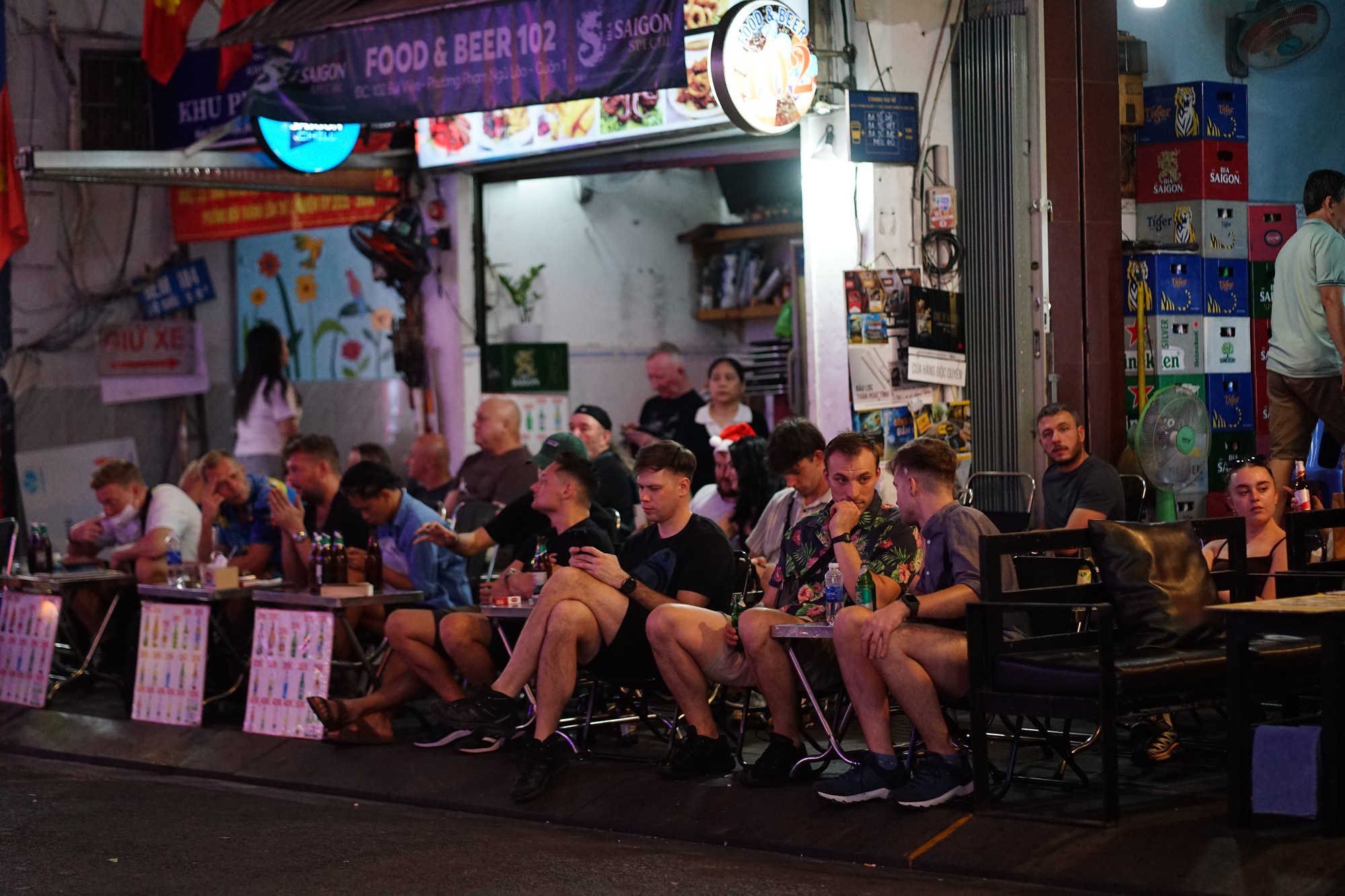 Đêm 31/12: Khách Tây tưng bừng đón năm mới tại TP.HCM, giới trẻ đổ xô đến xem pháo hoa ở view triệu đô bên bờ sông Sài Gòn- Ảnh 12.