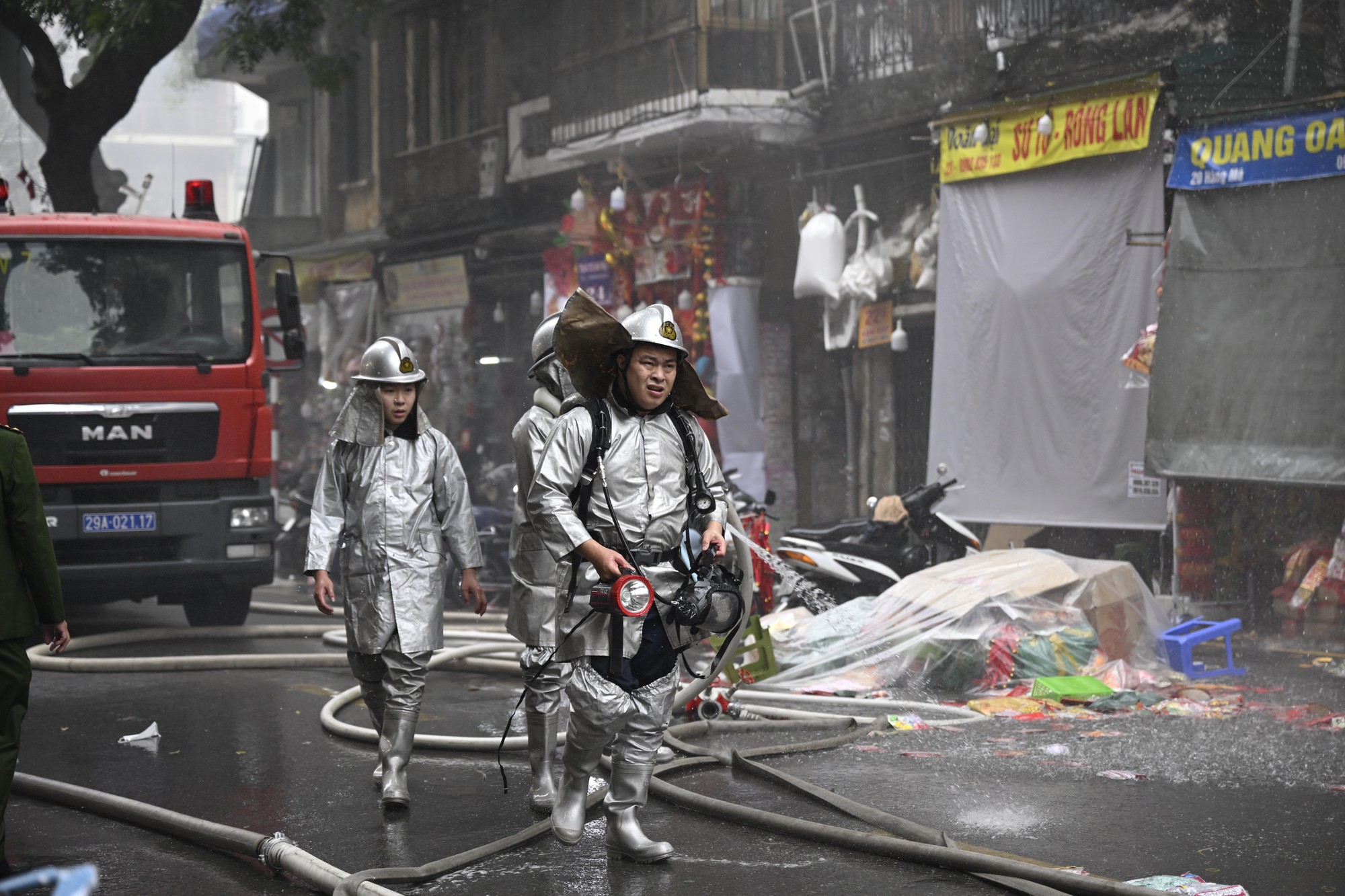 Hà Nội: Cháy lớn trên phố Hàng Mã ngày cuối năm, đôi nam nữ liều mình nhảy từ tầng cao thoát thân- Ảnh 2.