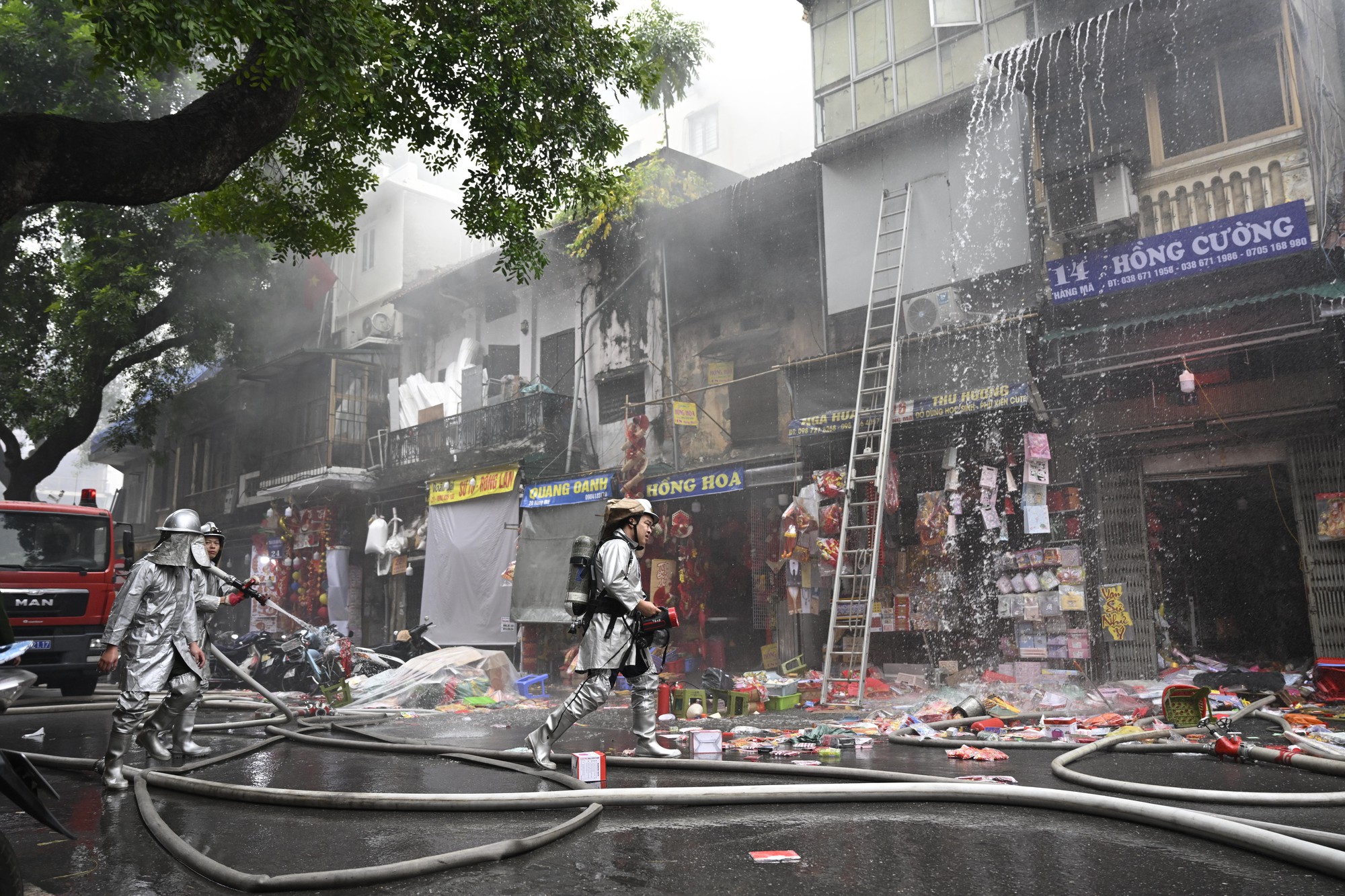Hà Nội: Cháy lớn trên phố Hàng Mã ngày cuối năm, đôi nam nữ liều mình nhảy từ tầng cao thoát thân- Ảnh 3.
