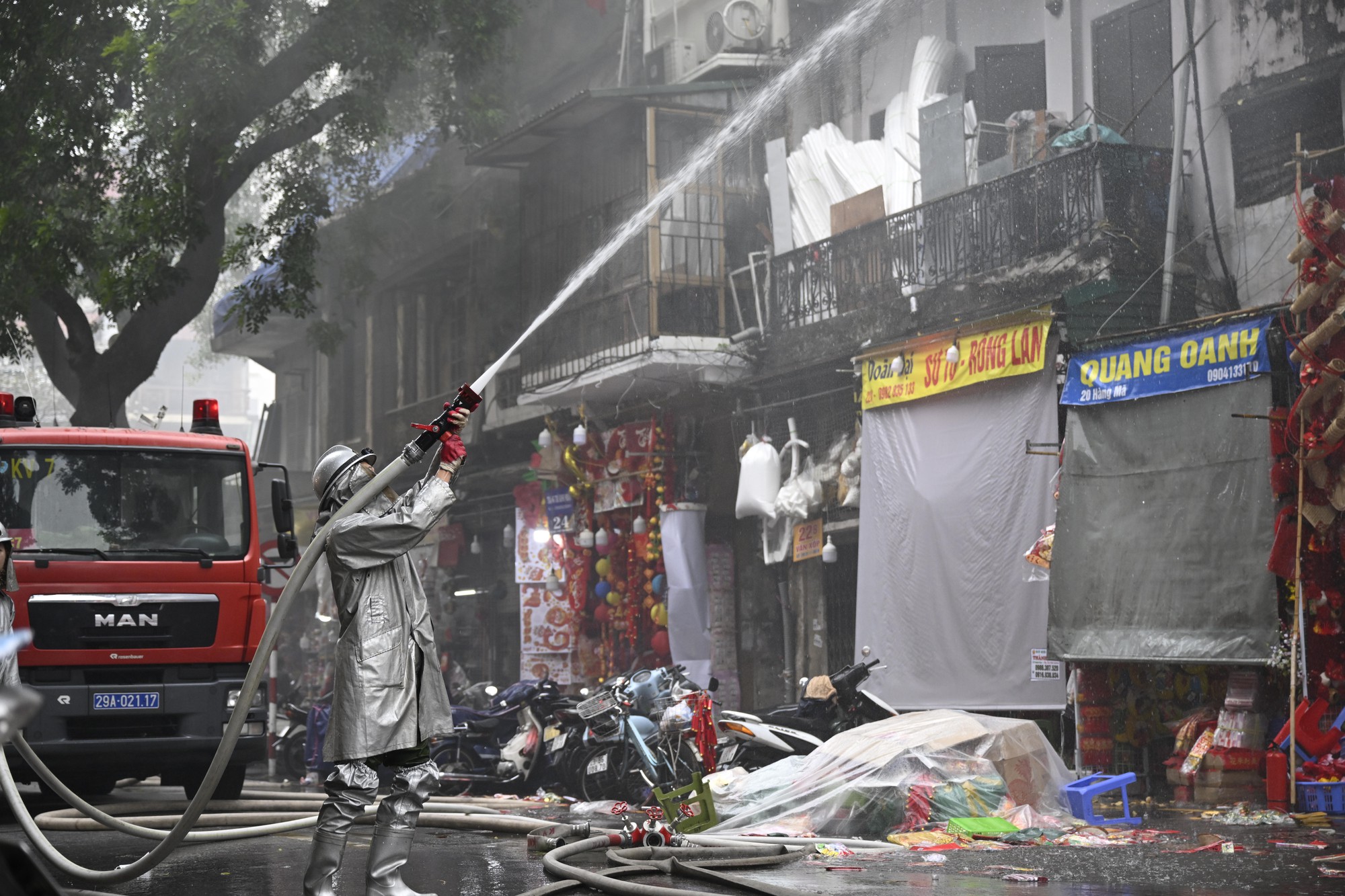 Hà Nội: Cháy lớn trên phố Hàng Mã ngày cuối năm, đôi nam nữ liều mình nhảy từ tầng cao thoát thân- Ảnh 4.