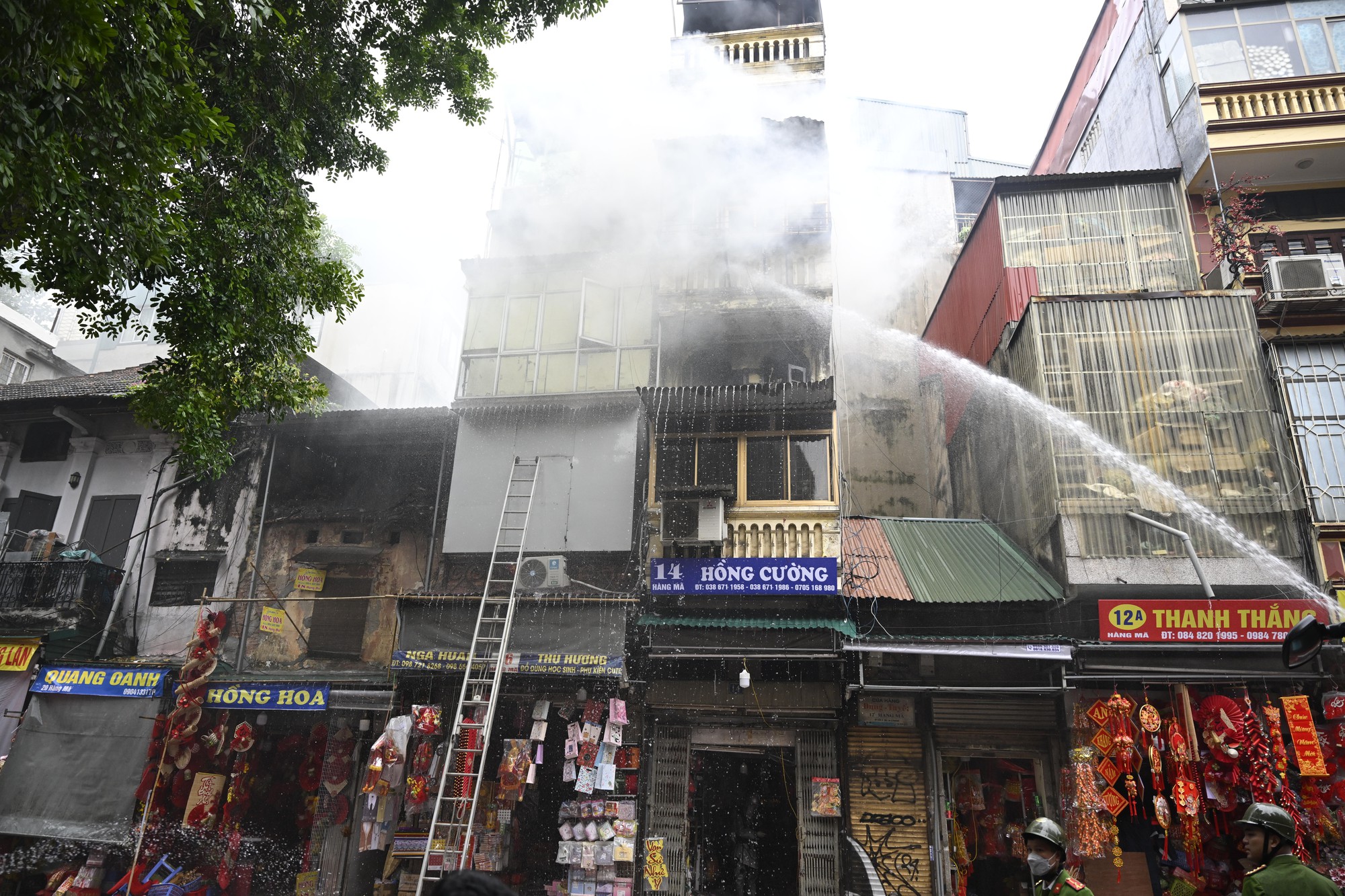 Hà Nội: Cháy lớn trên phố Hàng Mã ngày cuối năm, đôi nam nữ liều mình nhảy từ tầng cao thoát thân- Ảnh 5.