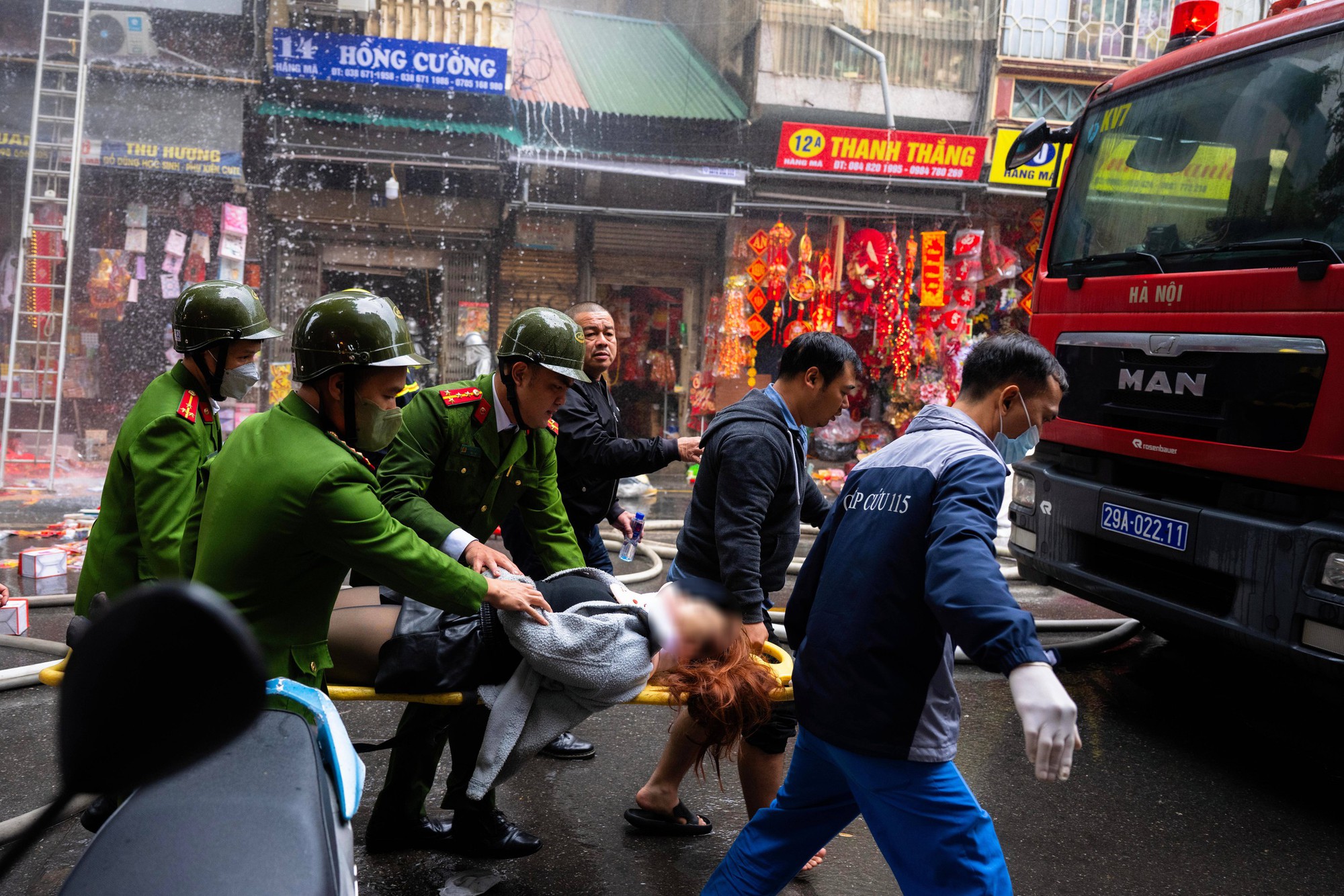 Hà Nội: Cháy lớn trên phố Hàng Mã ngày cuối năm, đôi nam nữ liều mình nhảy từ tầng cao thoát thân- Ảnh 7.