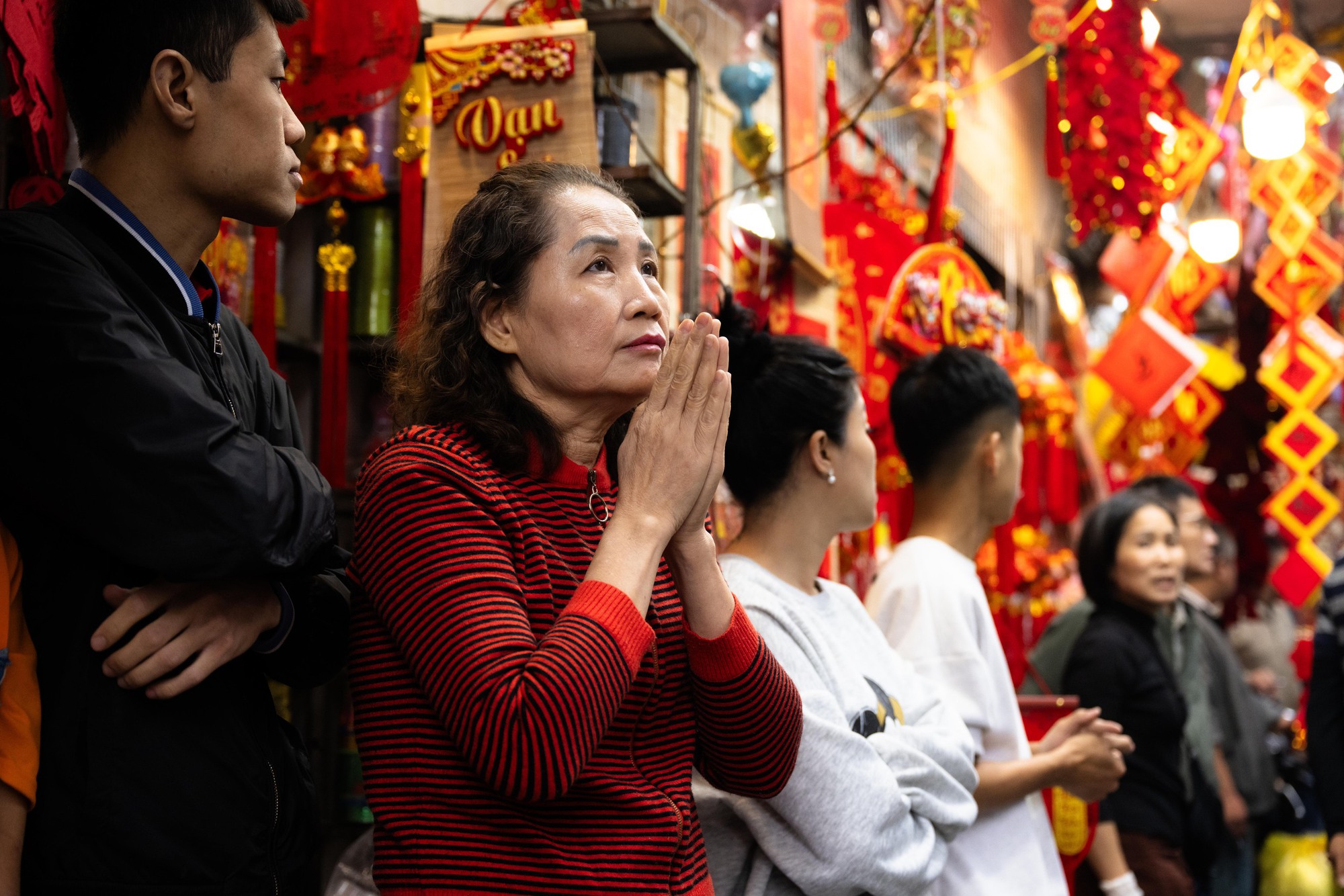 Hà Nội: Cháy lớn trên phố Hàng Mã ngày cuối năm, đôi nam nữ liều mình nhảy từ tầng cao thoát thân- Ảnh 8.