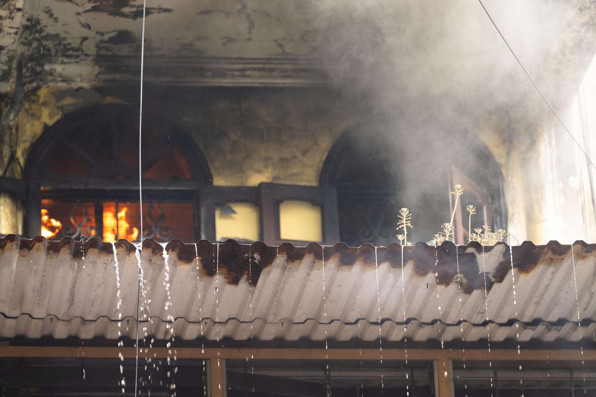 Hà Nội: Cháy lớn trên phố Hàng Mã ngày cuối năm, đôi nam nữ liều mình nhảy từ tầng cao thoát thân- Ảnh 9.