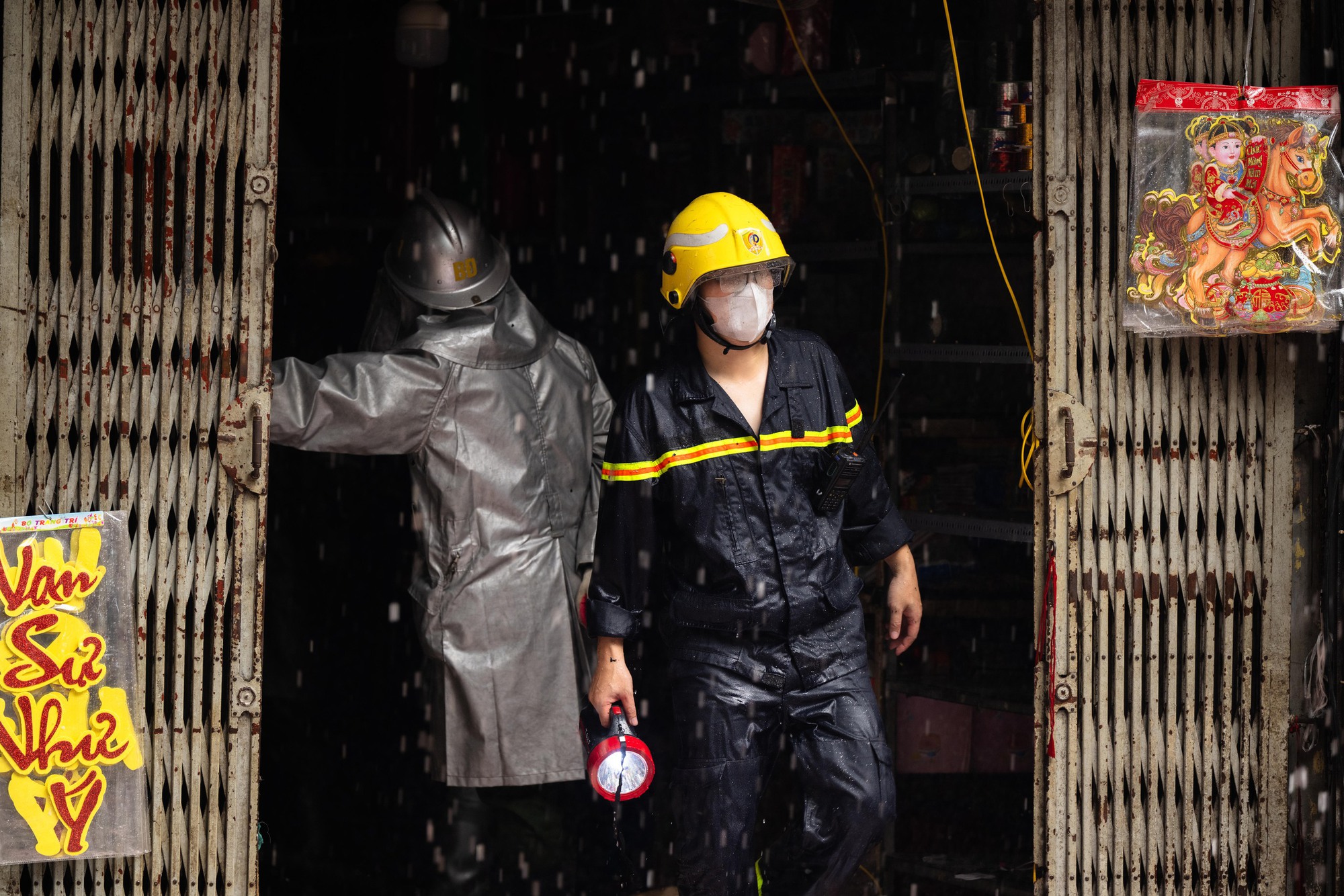 Hà Nội: Cháy lớn trên phố Hàng Mã ngày cuối năm, đôi nam nữ liều mình nhảy từ tầng cao thoát thân- Ảnh 11.